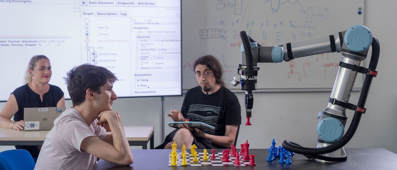 Anhand eines schachspielenden Cobots gehen Forschende Fragen im Bereich Machine-Learning auf den Grund.