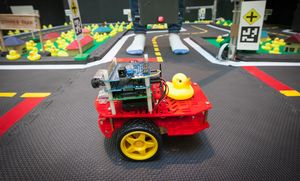 Kleiner fahrender Roboter in Duckietown